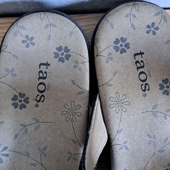 Taos Prize Slip On Black Leather Sandals 3 Strap Embellished Womens Size 9 EU 40 - Picture 4 of 12